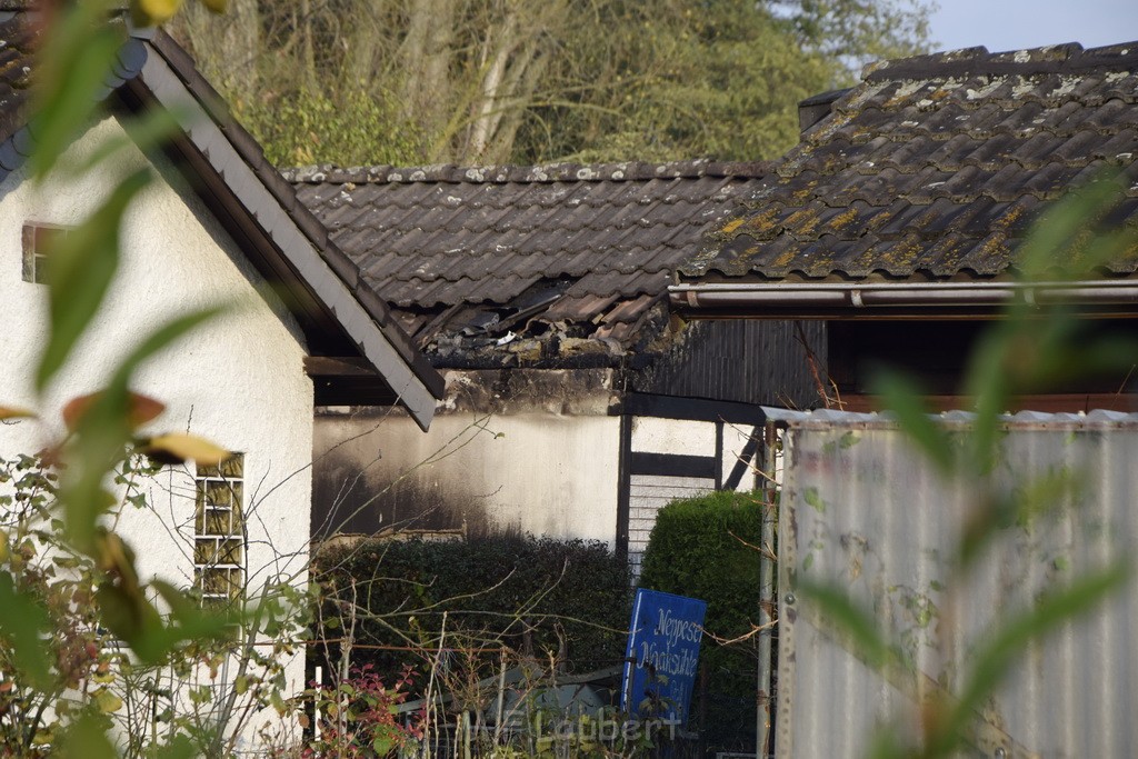 Feuer 1 brannten 3 Lauben Koeln Fuehlingen Kriegerhofstr P096.JPG - Miklos Laubert